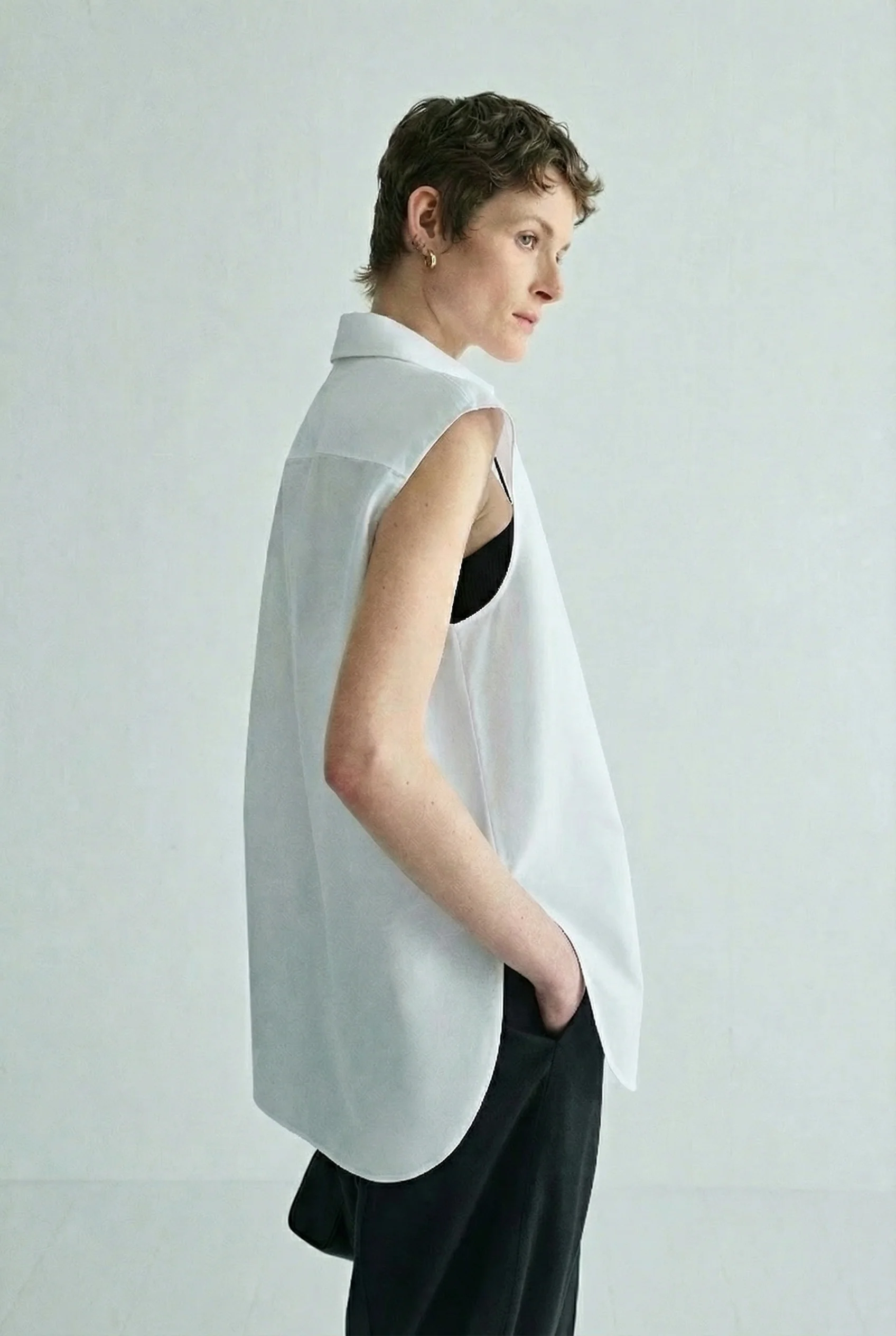 Cest M Pima Cotton-Linen Deep V Sleeveless Shirt - Image 2